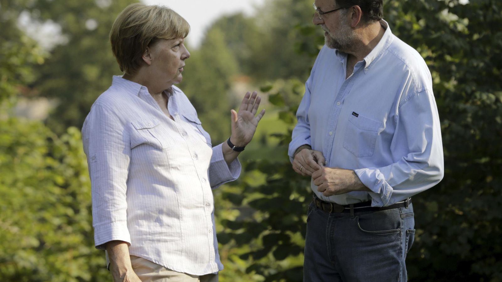 Foto: El presidente del gobierno español, Mariano Rajoy, conversa con la cancillera alemana Angela Merkel en el castillo de Meseberg. (EFE)