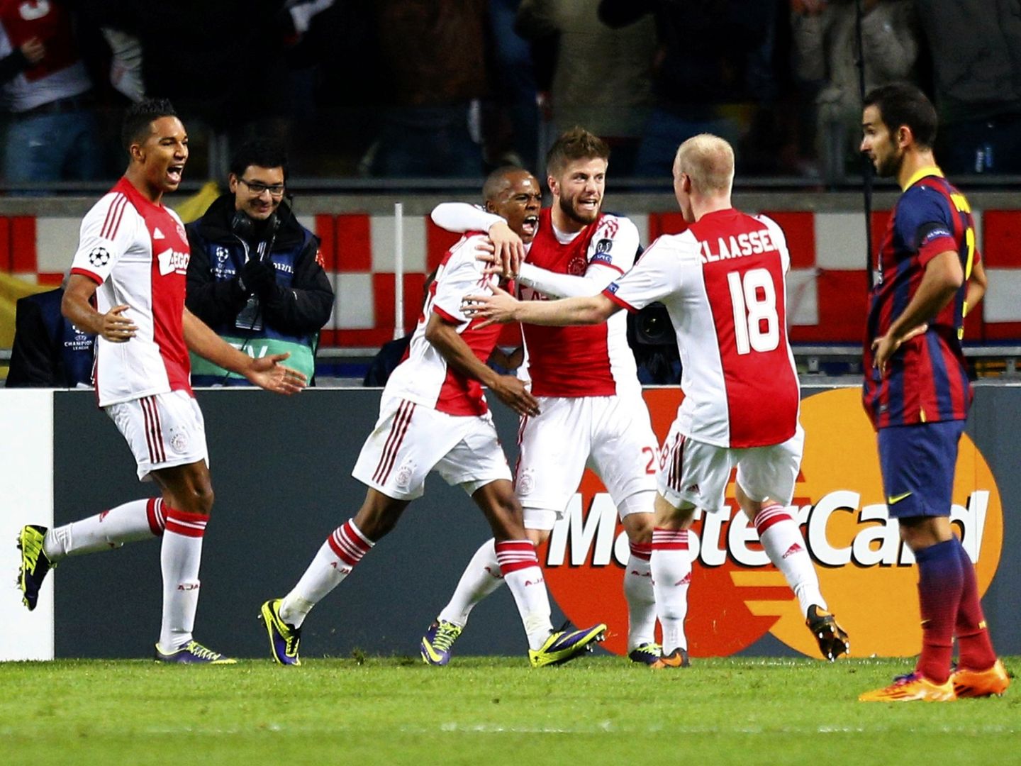 El Ajax celebra su primer tanto (Reuters).