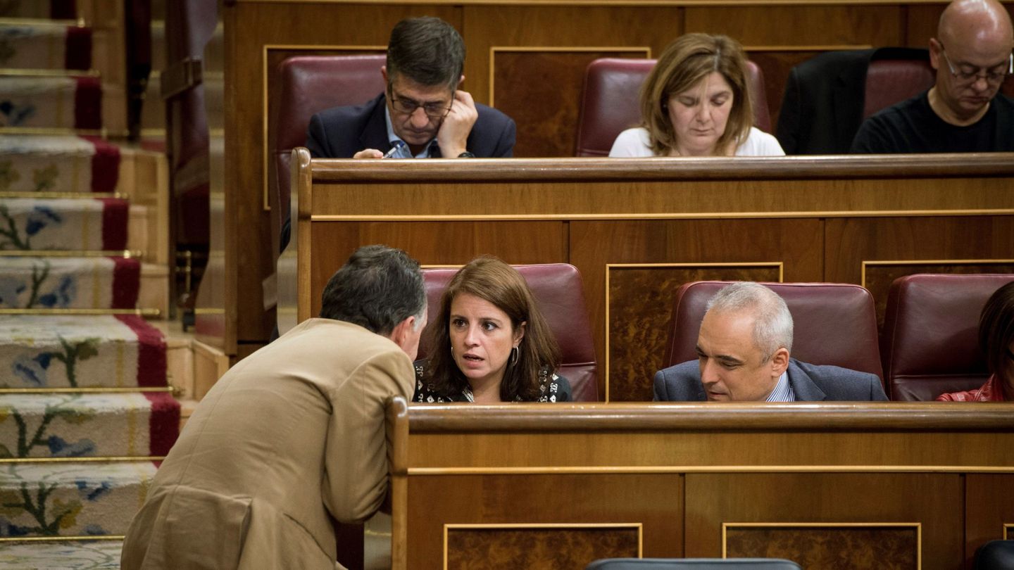  La portavoz del PSOE en el Congreso, Adriana Lastra (c), durante el pleno. (EFE)