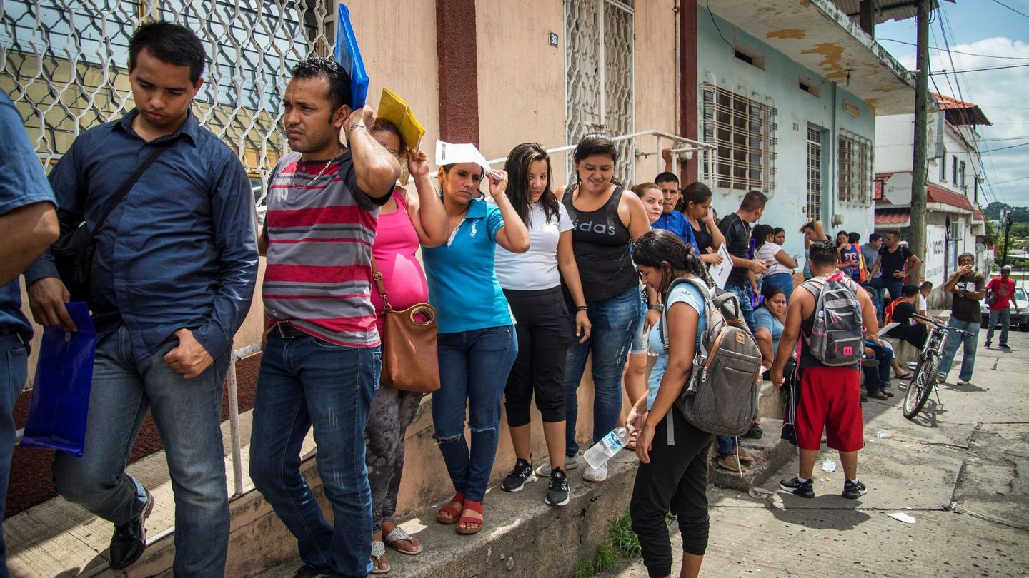 Migrantes centroamericanos hacen fila frente a las oficinas de la Comisión Mexicana de Ayuda a Refugiados (Comar), este miércoles tras cruzar la frontera desde Guatemala, en Tapachula (México). (EFE)