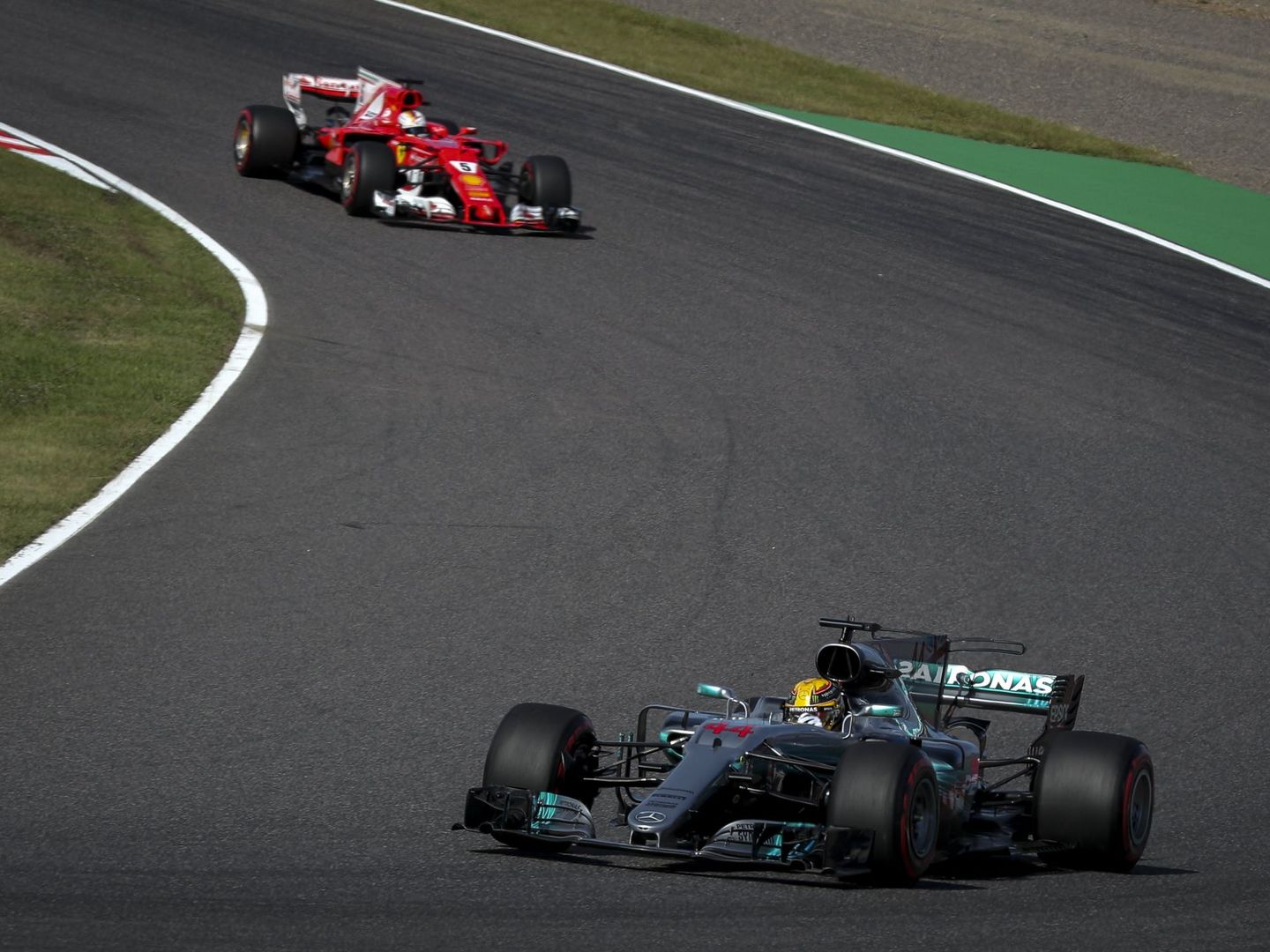 Vettel cada vez ve más lejos a Hamilton en el Mundial de F1. (EFE)