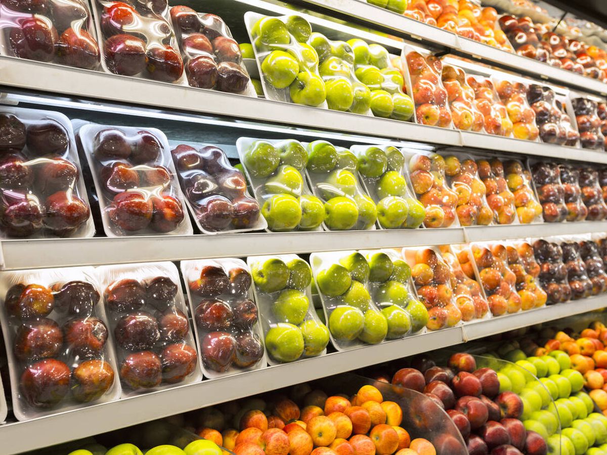 Foto: Frutas y verduras envasadas con plástico en un supermercado. (iStock)