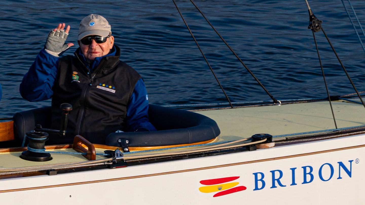 El rey Juan Carlos, el pasado noviembre en las regatas de Sanxenxo. (Europa Press/Elena Fernández)