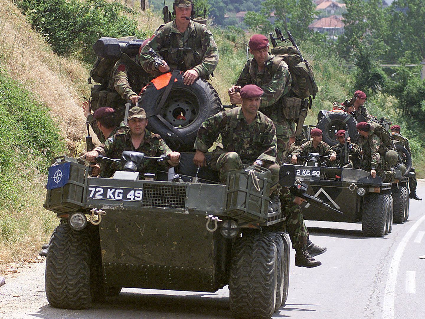 Paracaidistas británicos en Kosovo a bordo de vehículos Supacat ATMP. (Ministerio de Defensa del Reino Unido)