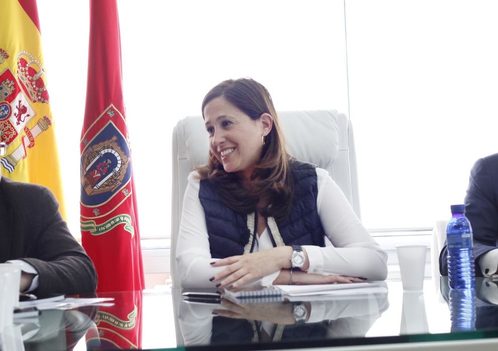 Foto: La alcaldesa de Ciudad Real, Rosa Romero (c) e Ignacio Gastón (d), director general de Ferrovial Servicios. (E. Villarino)