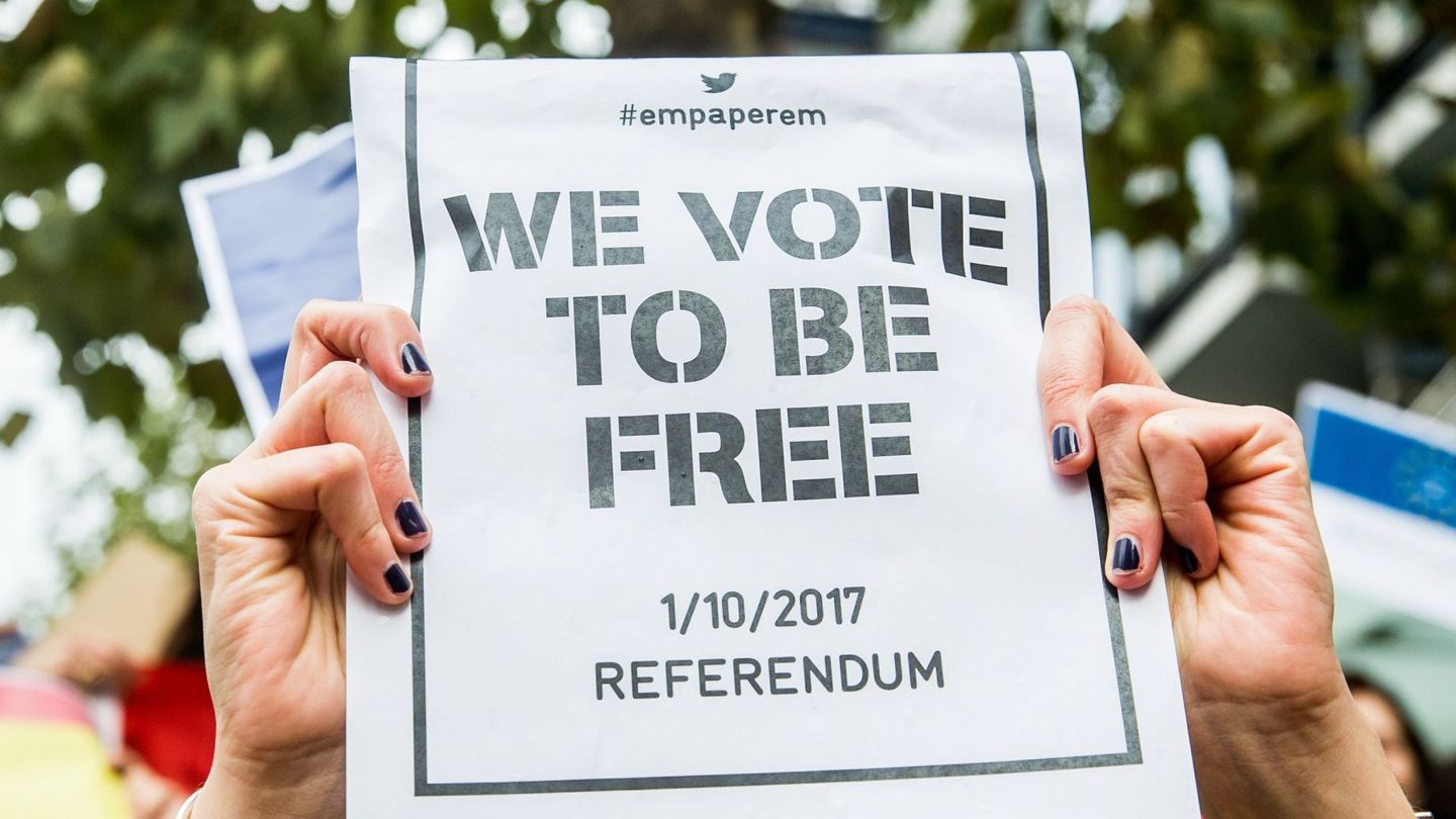 Pancarta a favor del referéndum del 1 de octubre de 2017.  (EFE)