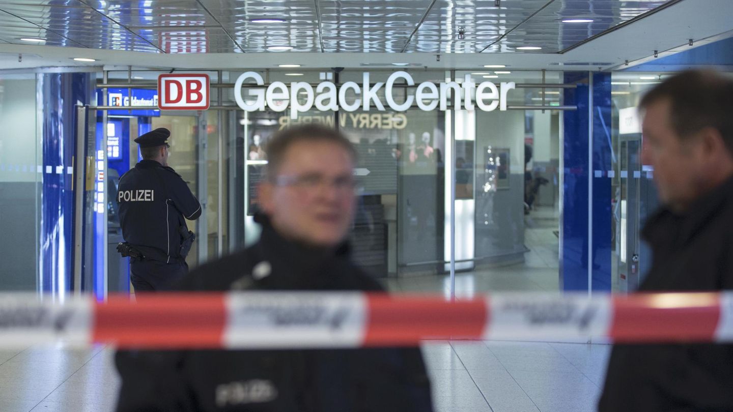 La policía acordona la estación de tren en Hannover tras una alerta de bomba que resultó ser falsa, en noviembre de 2015 (Reuters) 