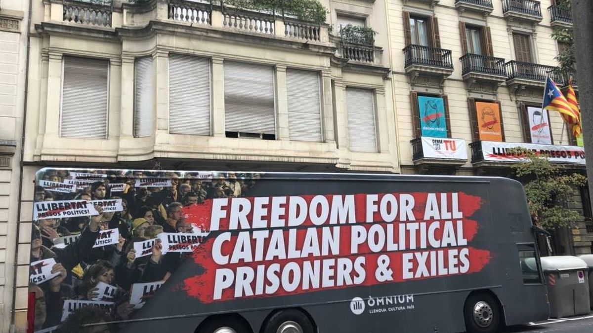 Òmnium, a la caza del turista: buses y postales para decir que hay "presos políticos"