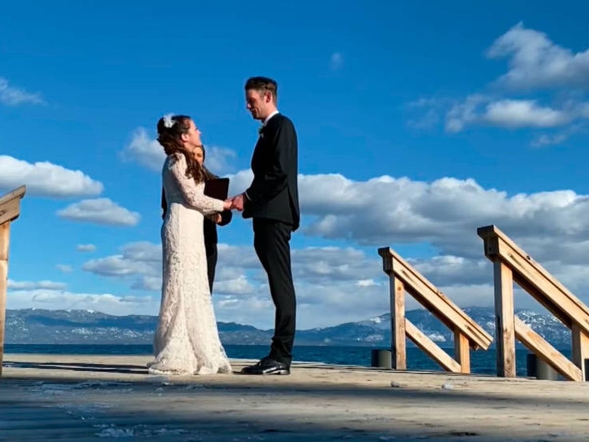 Foto: La pareja eligió un embarcadero del lago Tahoe para darse el sí quiero (YouTube) 