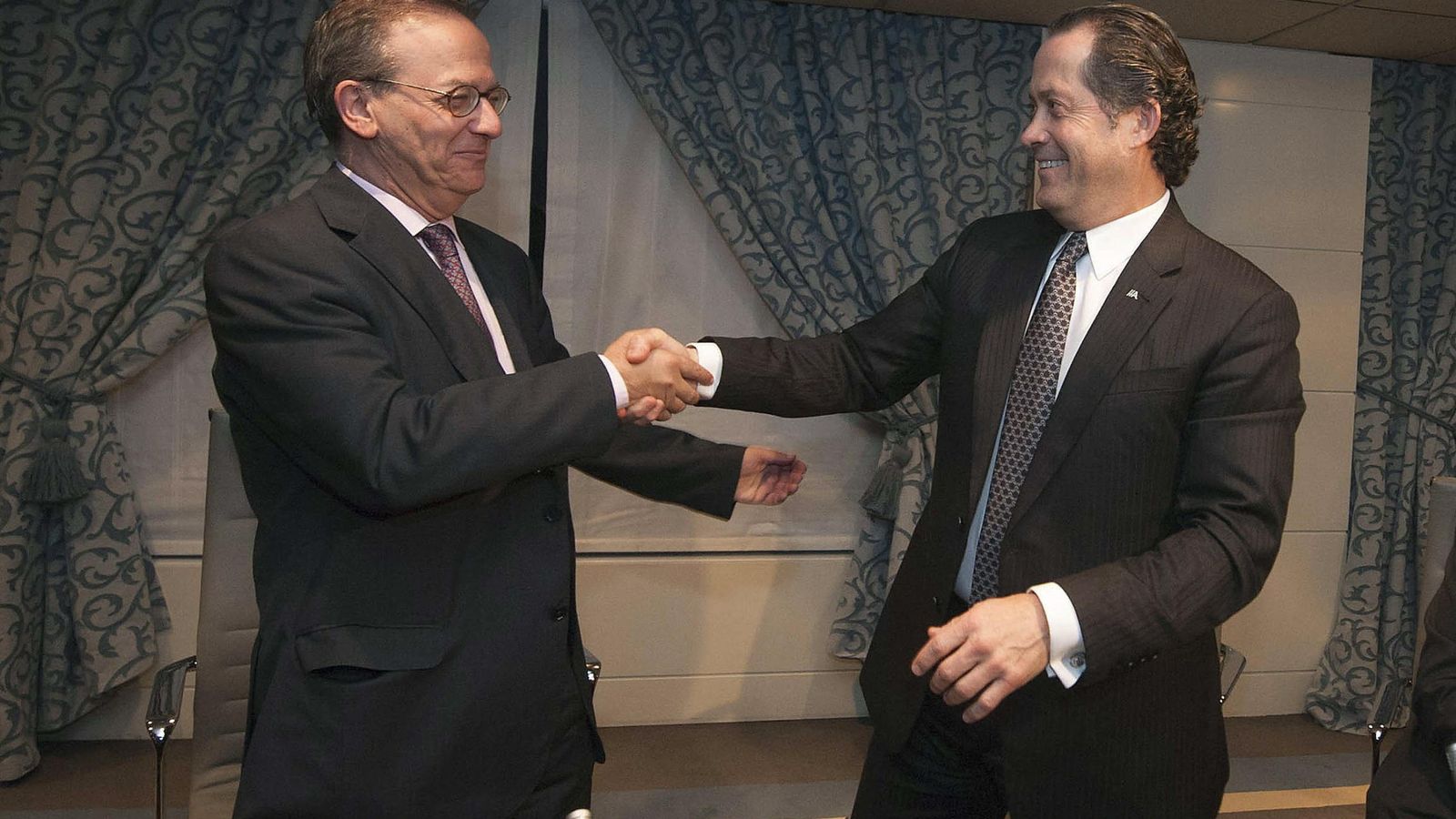Foto: El exdirector general del FROB, Antonio Carrascosa (i), y el presidente de Banesco, Juan Carlos Escotet, tras la firma de las venta de NCG Banco en 2014. (EFE)