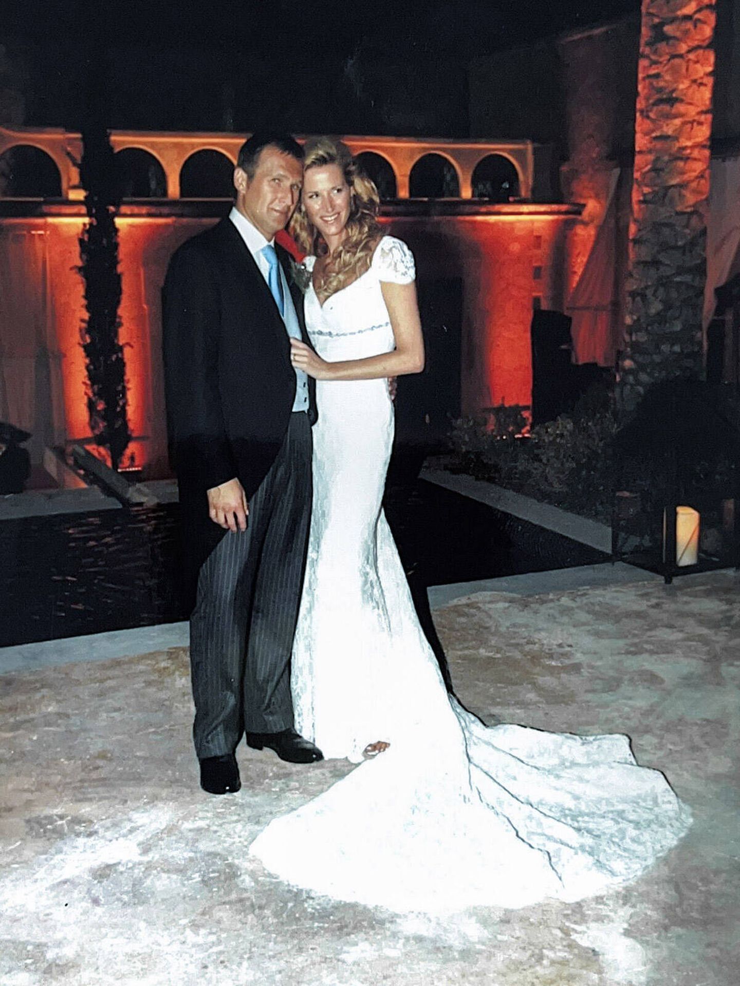 Alejandra Prat y el empresario catalán Juan Manuel Alcaraz el día de su boda. (Cortesía)