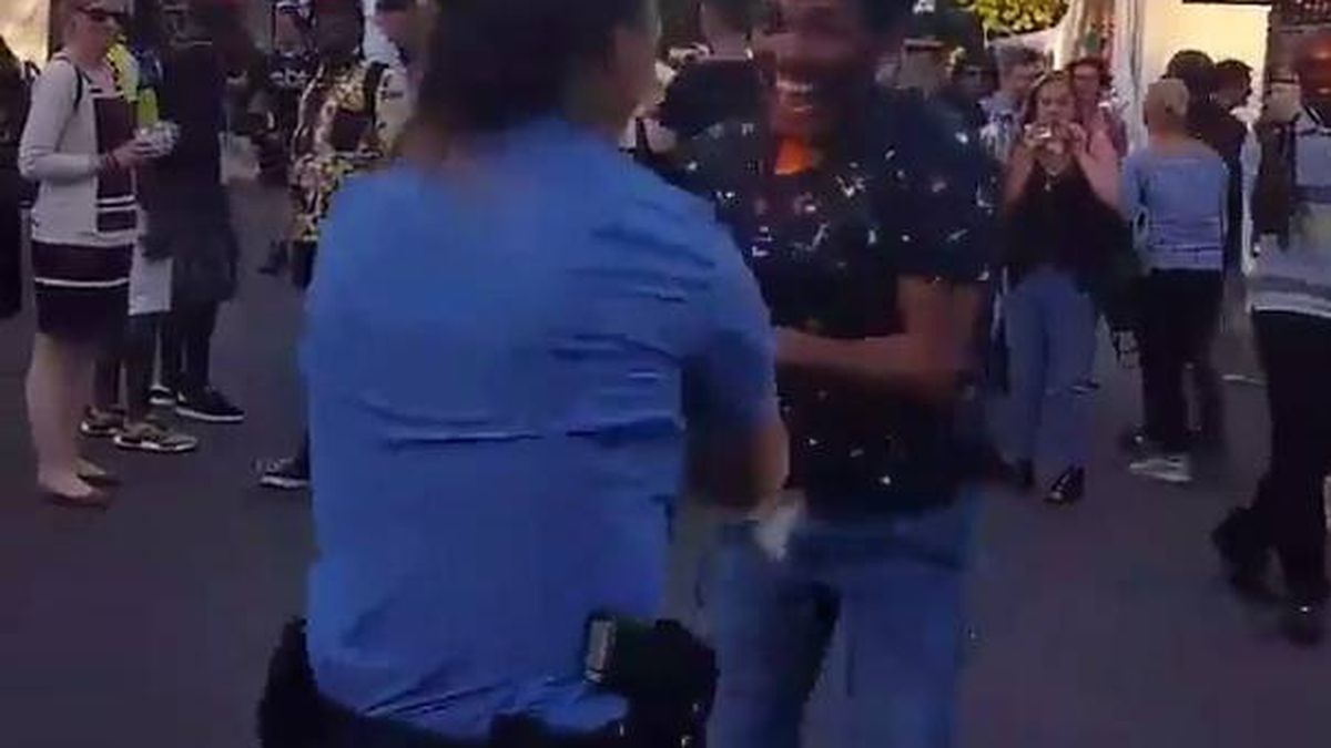 El vídeo viral de una policía de servicio bailando salsa abre el debate en las redes