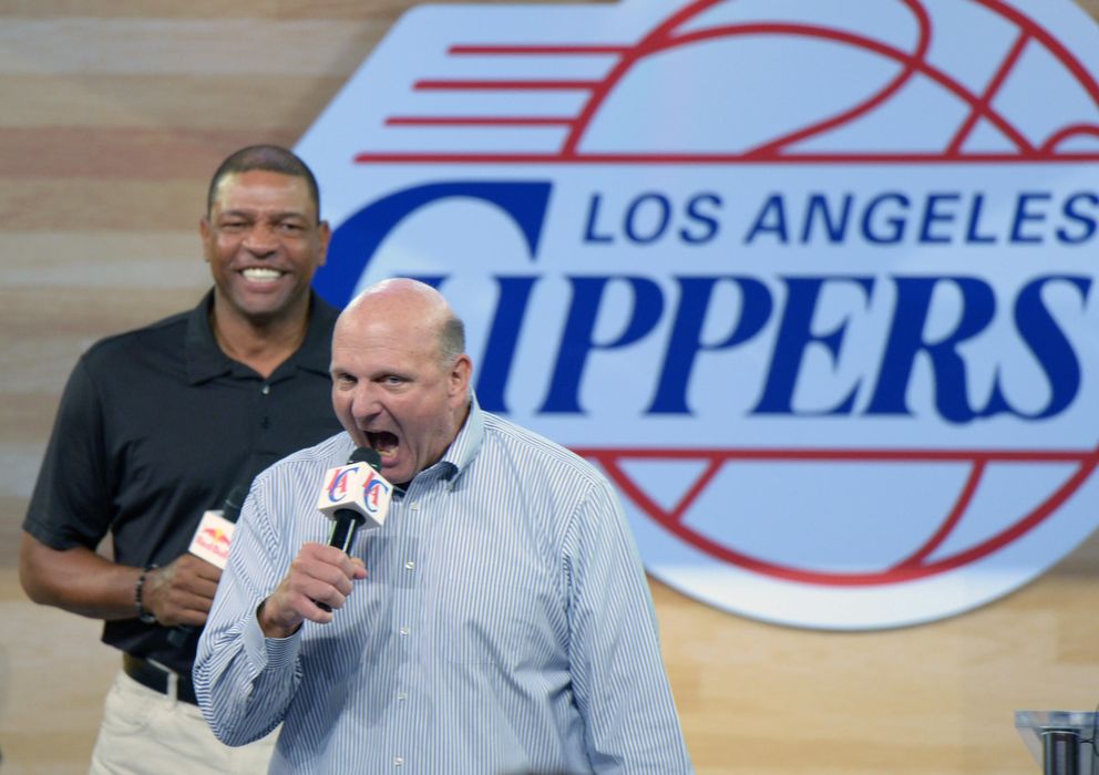 Foto: Steve Ballmer, junto al entrenador Doc Rivers, durante el 'Clippers Fan Festival' que sirvió para presentarse en sociedad ante los fans. (REUTERS)