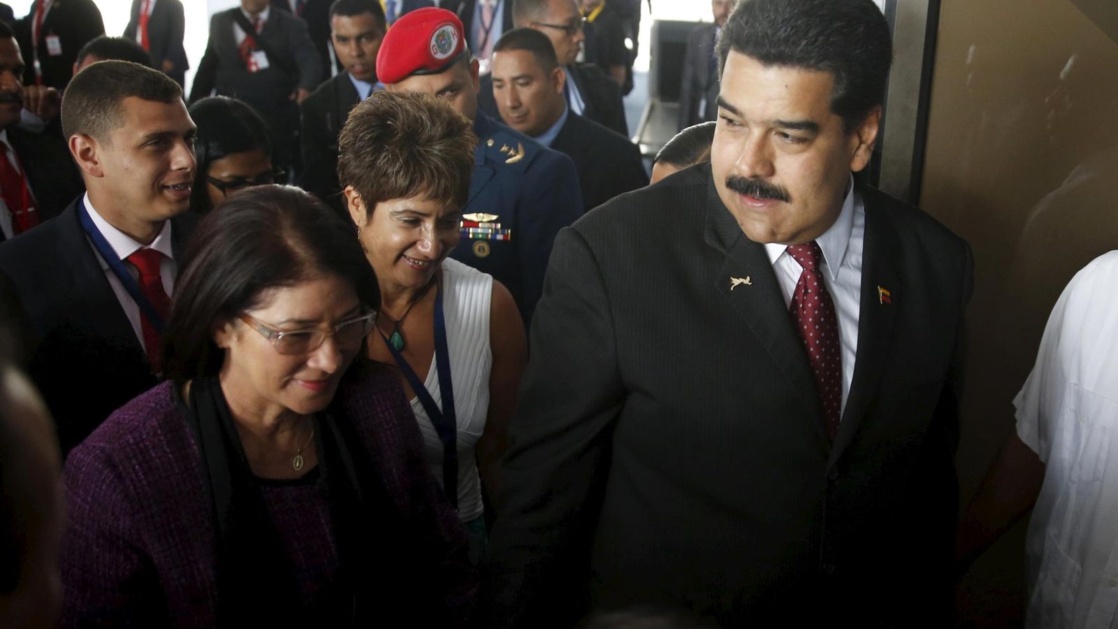 Foto: Nicolás Maduro (d) y su esposa (i) llegan a la primera sesión de la Cumbre de las Américas. (Reuters)