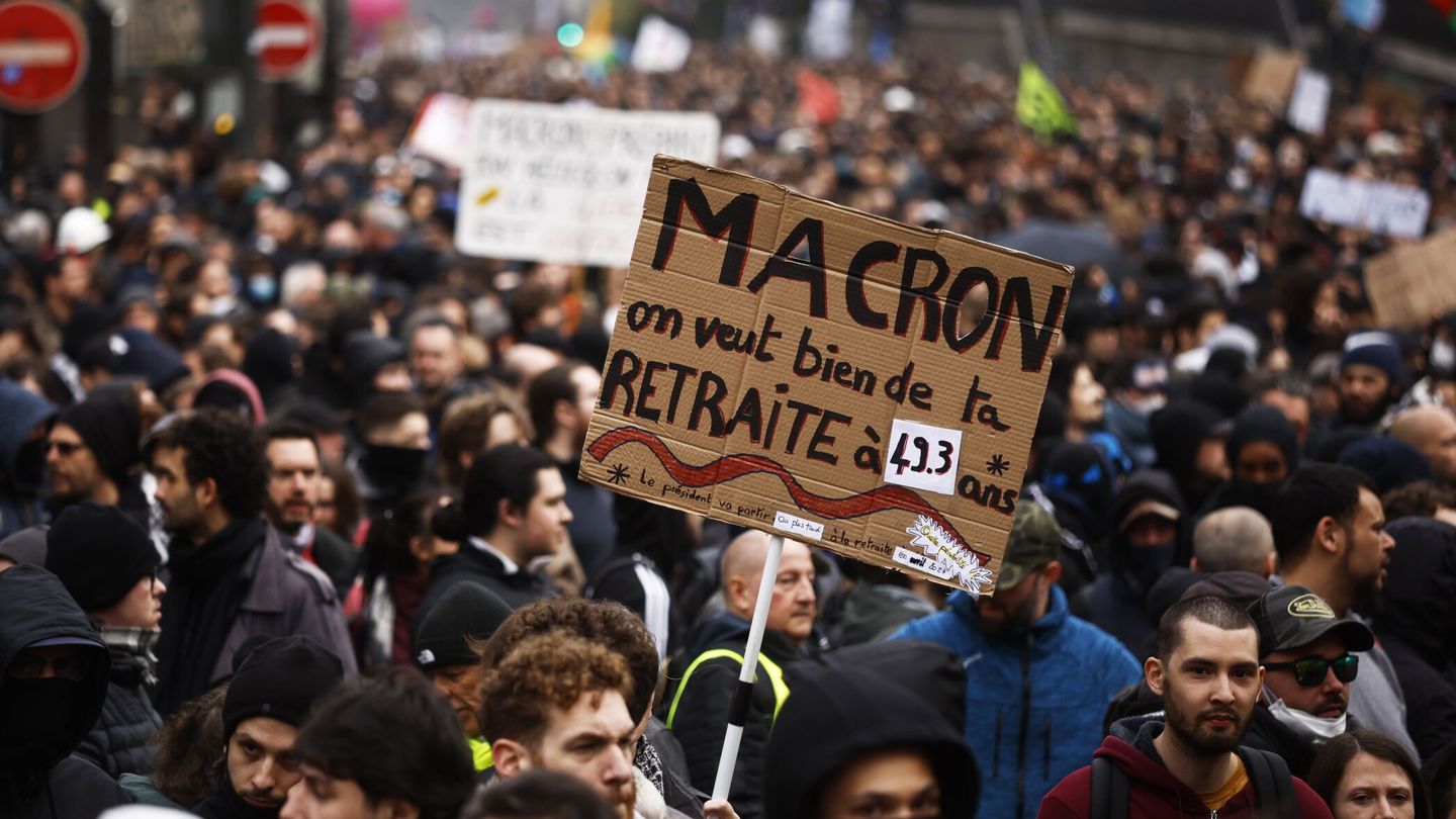 Las protestas llenan las calles de París. (EFE/Yoan Valat)