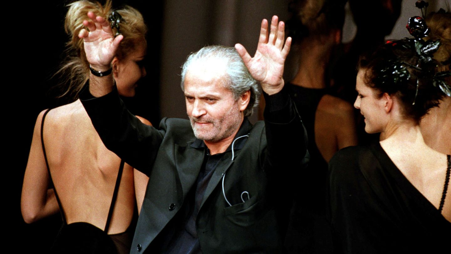 Gianni Versace, en un desfile de 1997. (Reuters)