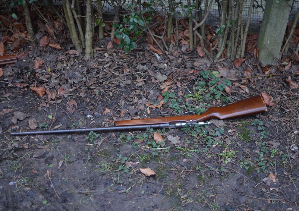 Foto: Una de las armas encontradas en un parque de Bruselas. (Foto: Alexandre Mato)