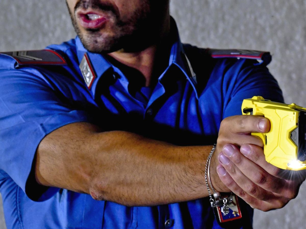 Foto: Un policía italiano con una pistola táser en la presentación pública de este tipo de armas en 2018. (EFE)