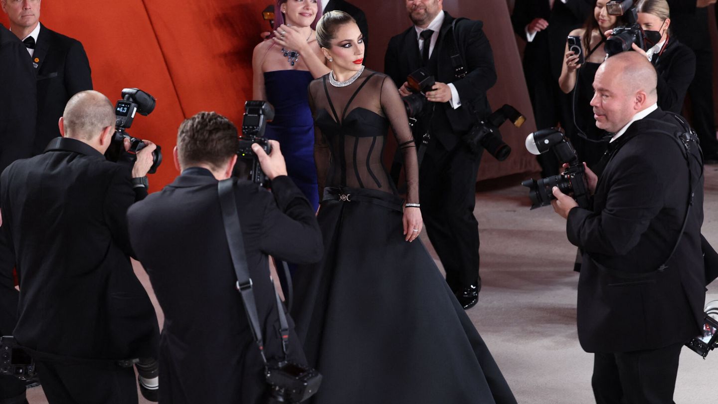 Lady Gaga en la entrada de los Premios Oscar 2023. (Reuters)