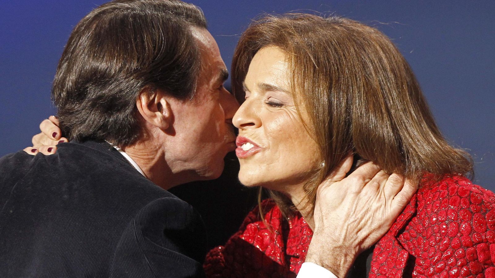 Foto: José María Aznar y Ana Botella se besan durante la convención del PP celebrada en enero de 2015. (Efe/Kiko Huesca)
