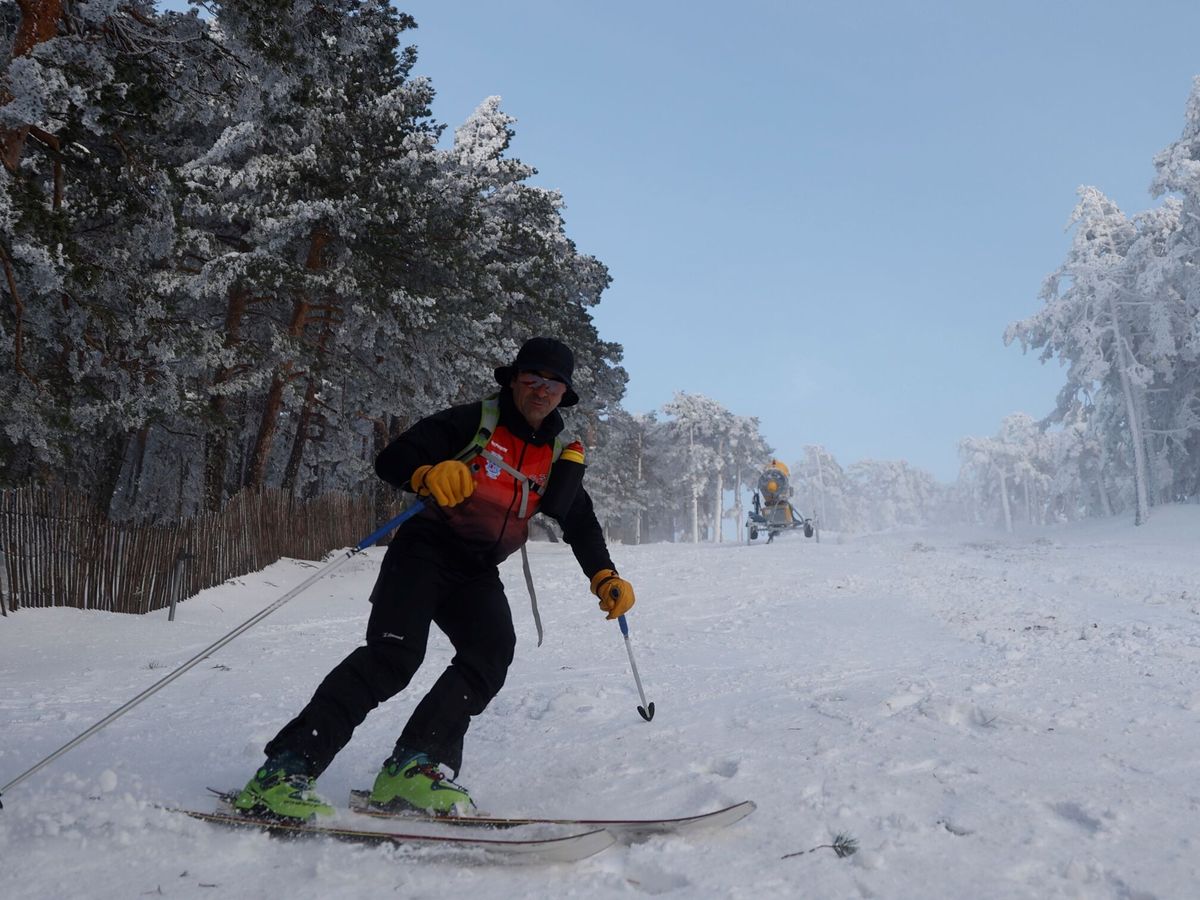 Foto:  Un hombre hace travesía en la estación de esquí de Navacerrada. (EFE/Mariscal)