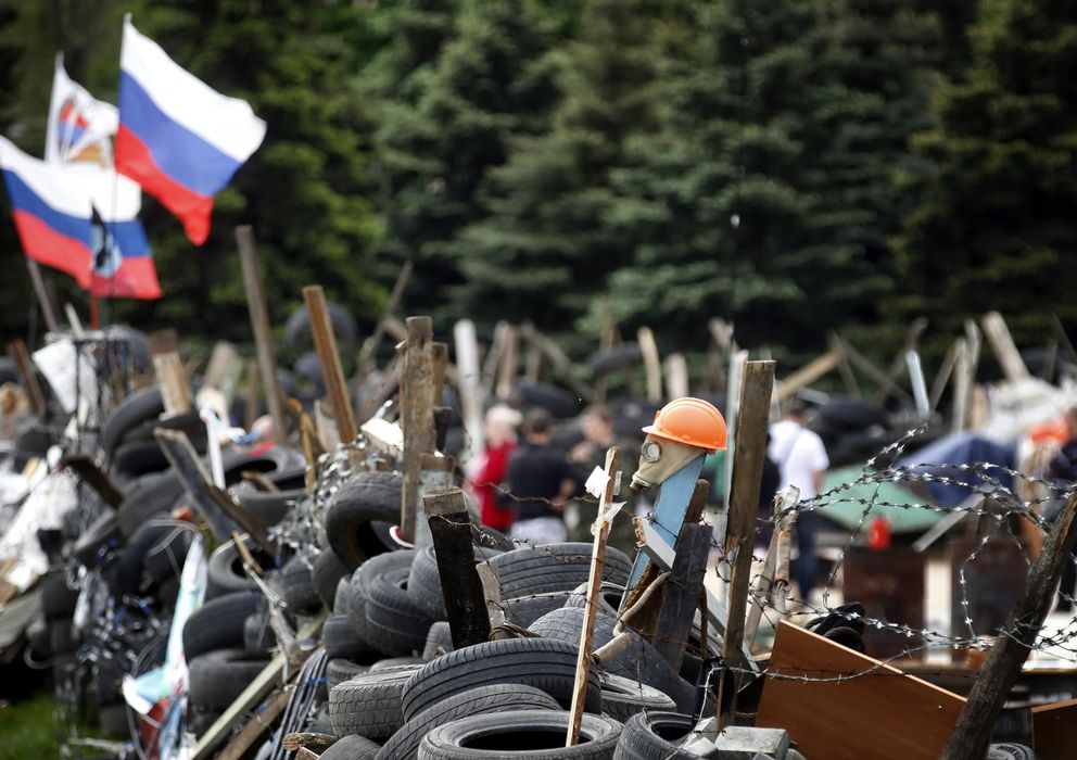 Foto: Vista de una barricada montada delante de la Administración regional en Donétsk (Ucrania)