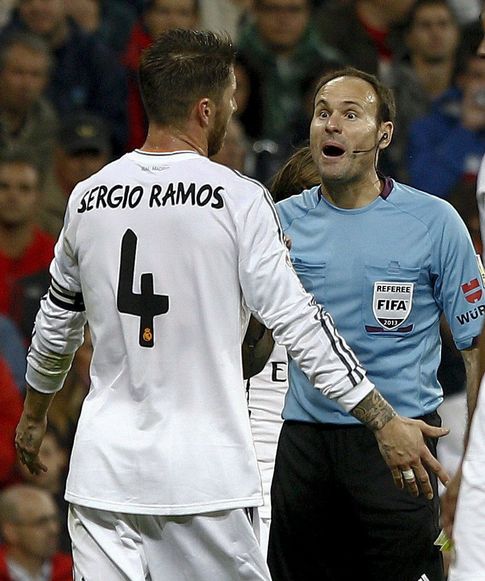 Foto: Mateu Lahoz charla con Sergio Ramos en un partido de la presente temporada.