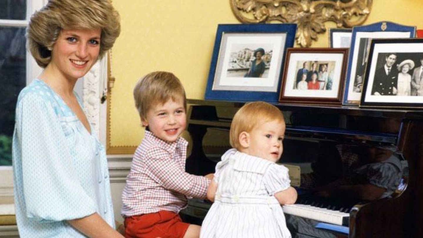 La princesa Diana de Gales, junto a sus hijos. (Reuters)