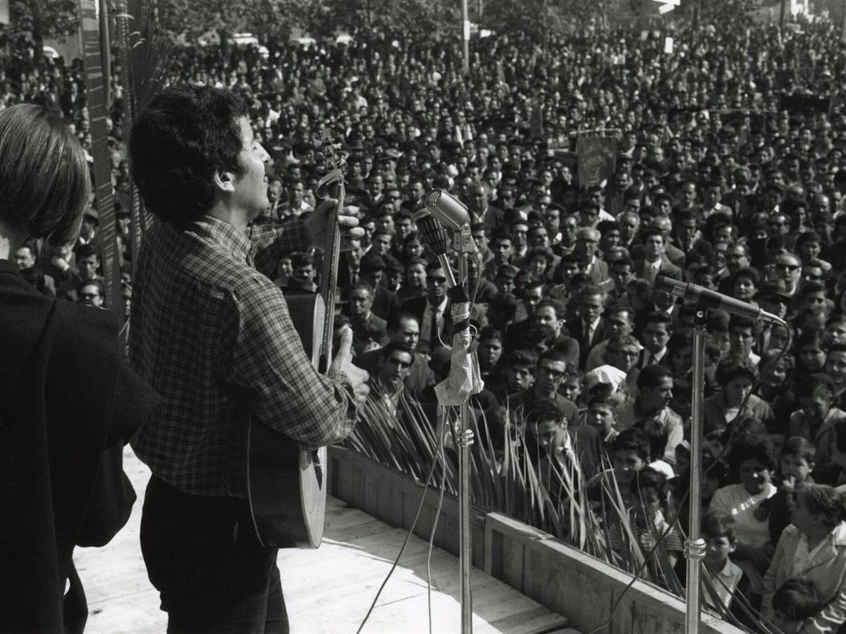 Foto: Víctor Jara, junto a los Quilapayún, cantando en conmemoración del Primero de Mayo. (Fundación Víctor Jara/Patricio Guzmán)