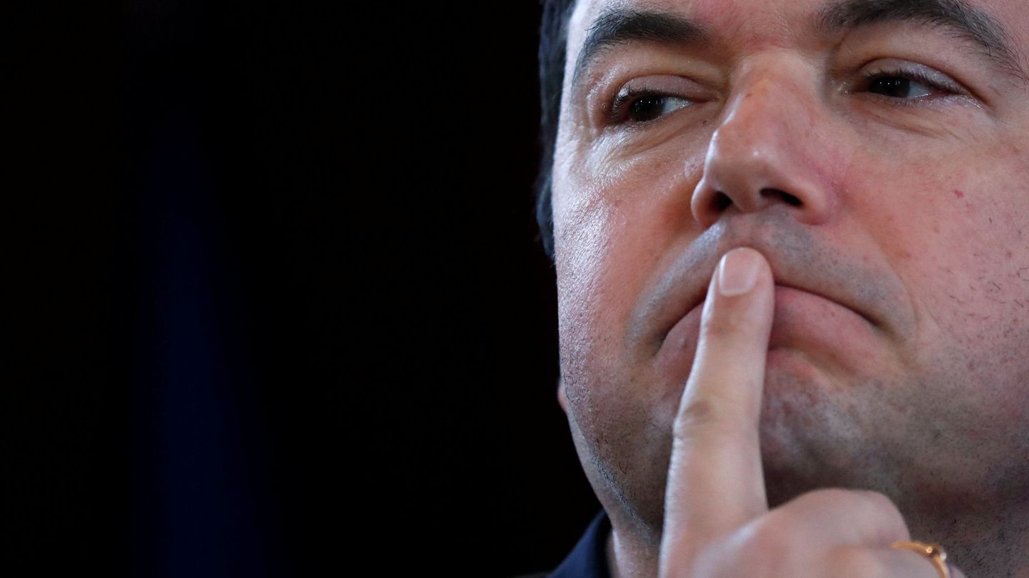 Thomas Piketty escucha a Benoît Hamon en un acto de campaña. (Reuters)