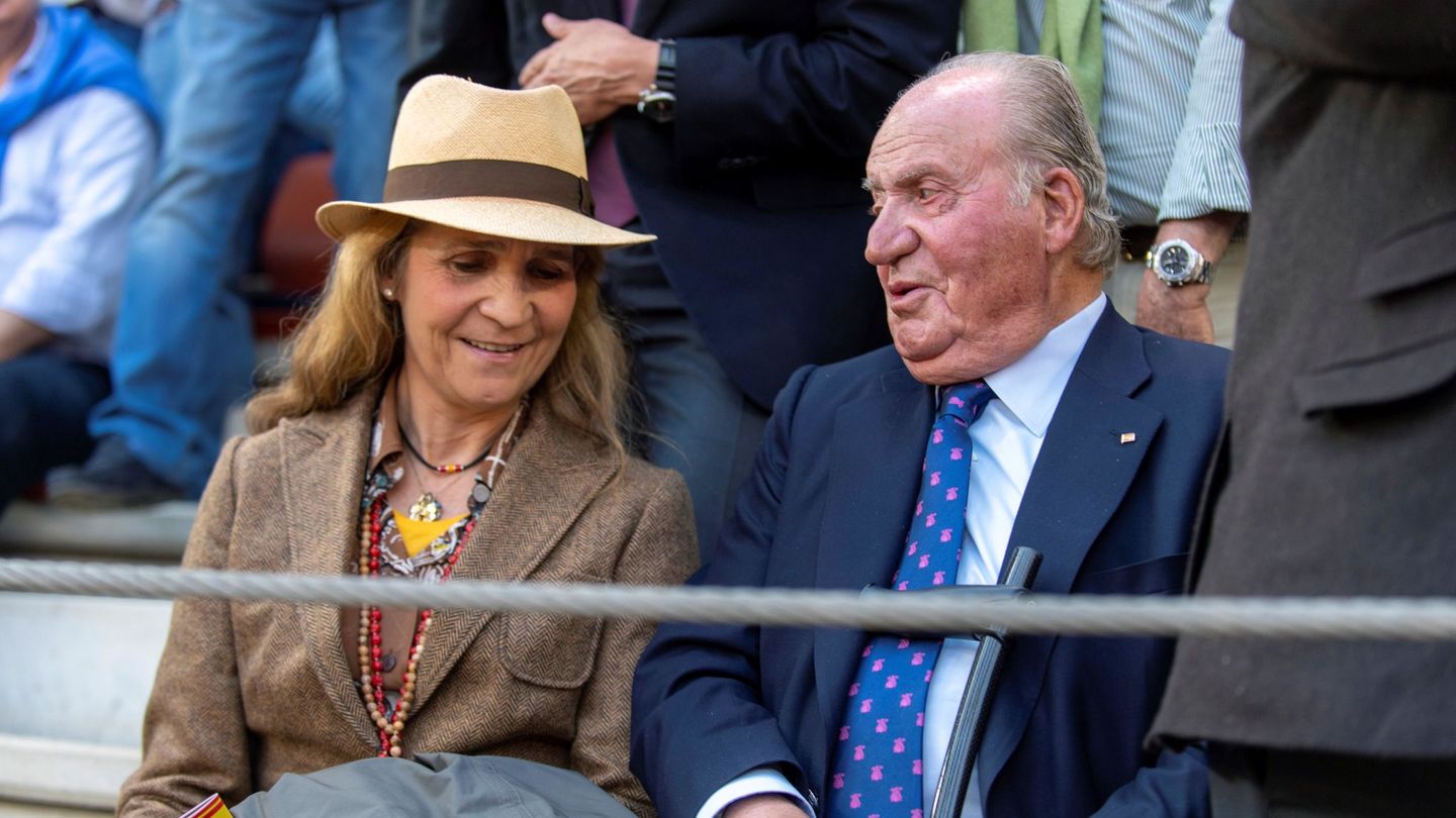 El rey Juan Carlos y la infanta Elena durante su asistencia a la corrida de toros que se celebró en Illescas. (EFE)