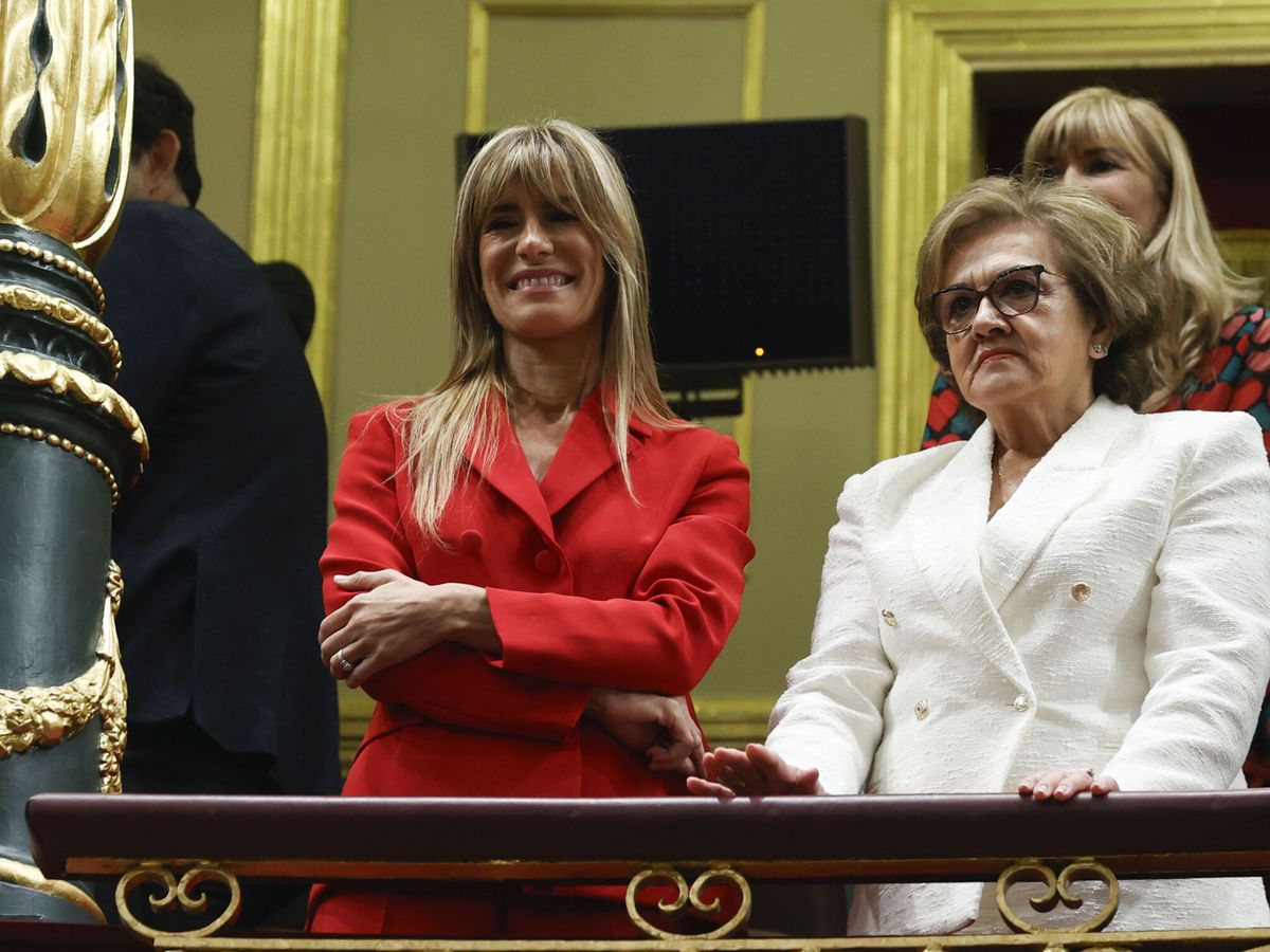 Foto: Begoña Gómez y Magdalena Pérez-Castejón, en el Congreso. (EFE/Javier Lizón)