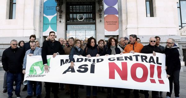 Foto: Concentración convocada por la Plataforma de Afectados por Madrid Central frente al Palacio de Cibeles. (EFE)