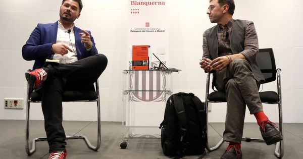 Foto: El portavoz de ERC en el Congreso, Gabriel Rufián (i), junto al cofundador de Podemos Juan Carlos Monedero (d), durante la presentación de su libro. (EFE)