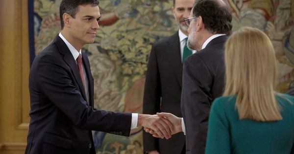 Foto: El nuevo presidente del Gobierno, Pedro Sánchez (i), saluda al expresidente Mariano Rajoy tras el acto de toma de posesión de su cargo. (EFE)