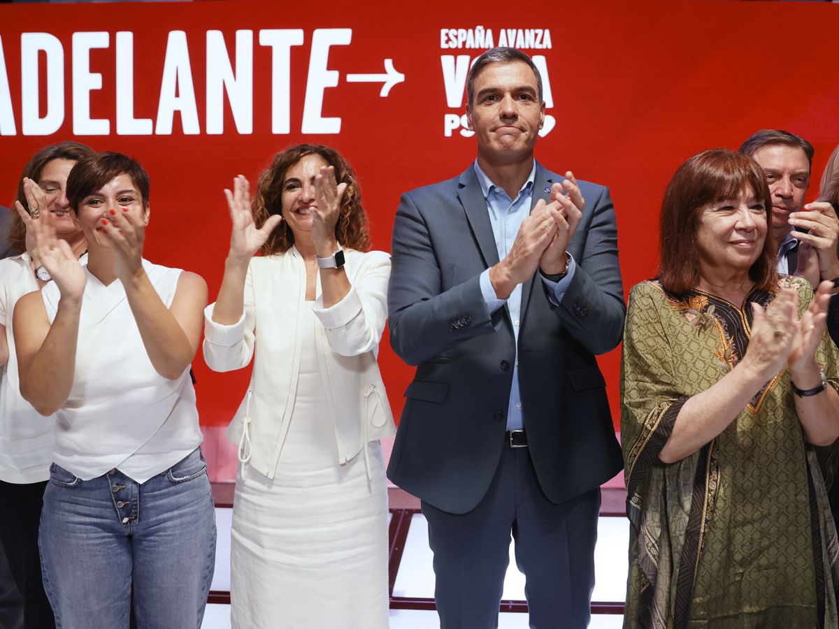 Foto: El secretario general del PSOE y presidente del Gobierno, Pedro Sánchez, junto a parte de su equipo durante la presentación del programa electoral. (EFE/Mariscal)