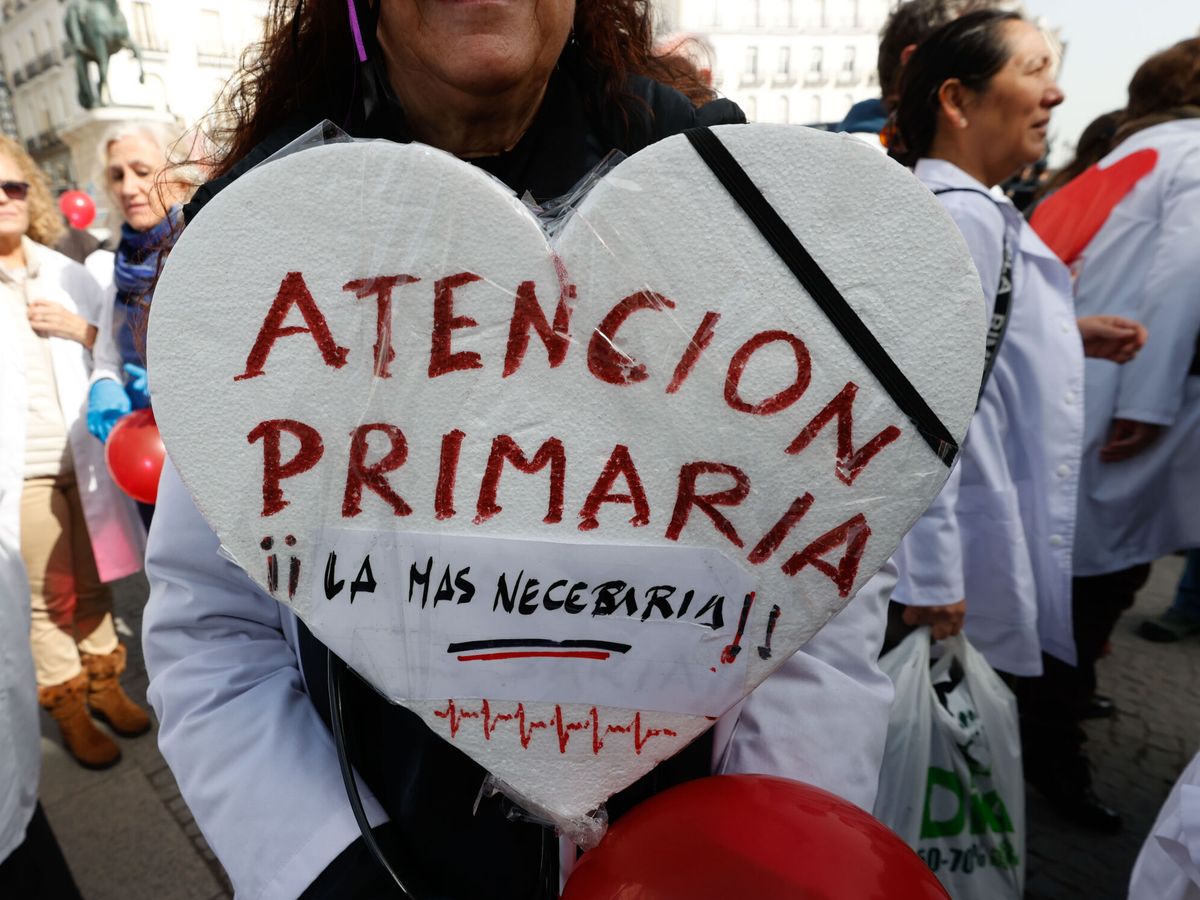 Foto: Manifestación de médicos y pediatras de atención primaria. (EFE/Javier Lizón) 