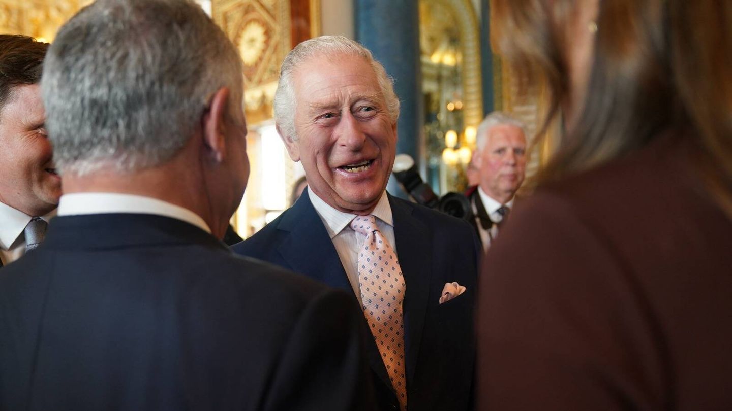 El rey Carlos III, protagonista máximo de este evento saludando a sus invitados. (Cordon Press)