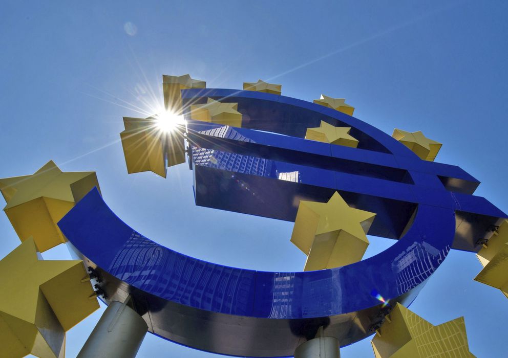Foto: Escultura del euro a las puertas de la sede del BCE en Fráncfort. (EFE)