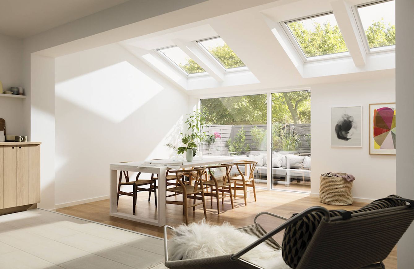 Salón con cubierta inclinada, que ayuda a mejorar la entrada de la luz y la ventilación en las estancias principales de la casa. 