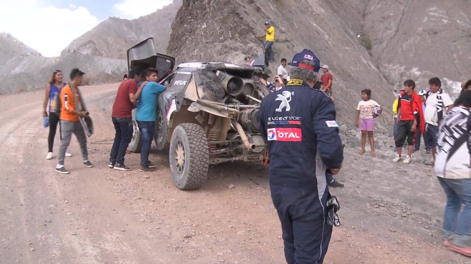 Foto: Carlos Sainz mirando su vehículo tras el accidente.