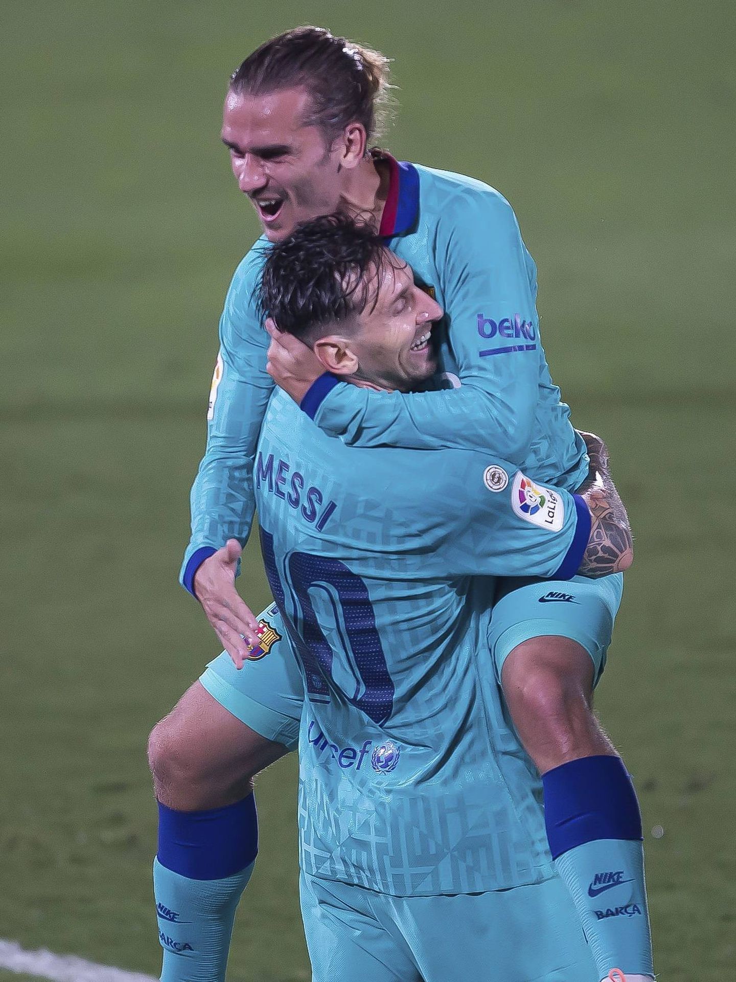Leo Messi y el francés Antoine Griezmann  celebran un gol. (EFE)