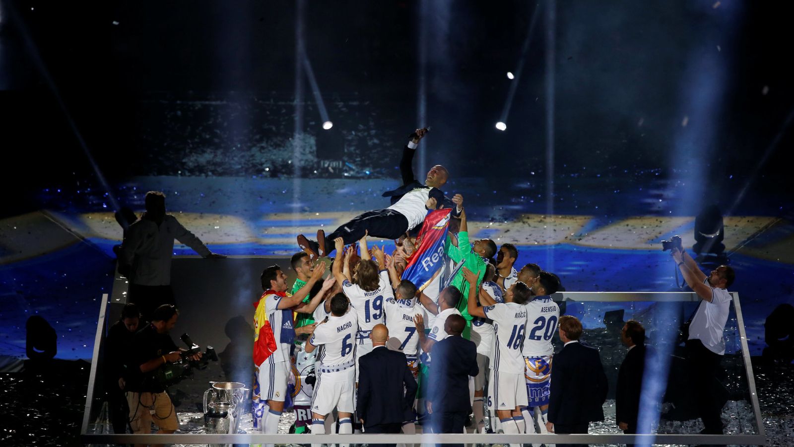 Foto: El Real Madrid celebra su victoria en la final de la Champions. (EFE)