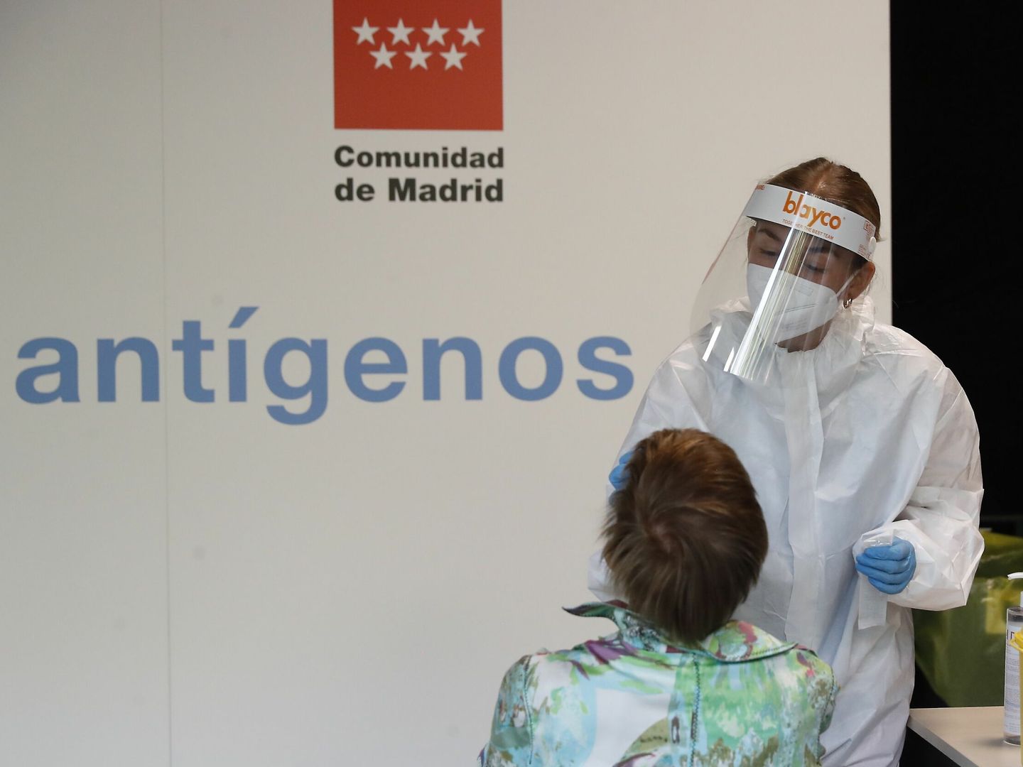 Personal sanitario, realizando un test de antígenos. (EFE/J.P. Gandul)