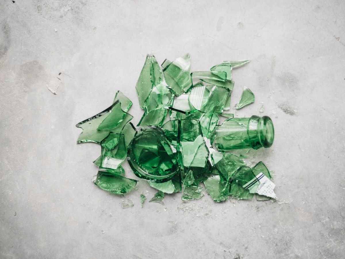 Foto: El truco que debes seguir al tirar cristales rotos a la basura para no correr ningún riesgo (CHUTTERSNAP para Unsplash)