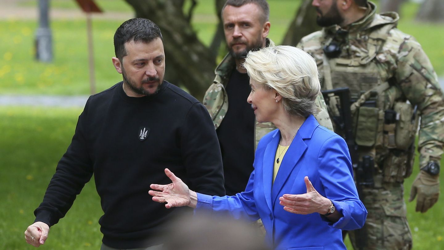 Kyiv (Ukraine), 09 05 2023.- Ukraine's President Volodymyr Zelensky (L) and President of the European Commission Ursula von der Leyen (R) arrive for a joint meeting with the media near the St. Sophia Cathedral in Kyiv, Ukraine, 09 May 2023. Von der Leyen arrived in Kyiv to meet with top Ukrainian officials. President Zelensky announced that from now on May 09 will be annually celebrated as 'Europe Day' in Ukraine. Also on that day, some countries mark the 78th anniversary of Victory Day, the unconditional surrender of Nazi Germany on 08 May 1945, and the Allied Forces' victory, which marked the end of World War II in Europe. (Alemania, Rusia, Ucrania) EFE EPA STEPAN FRANKO 