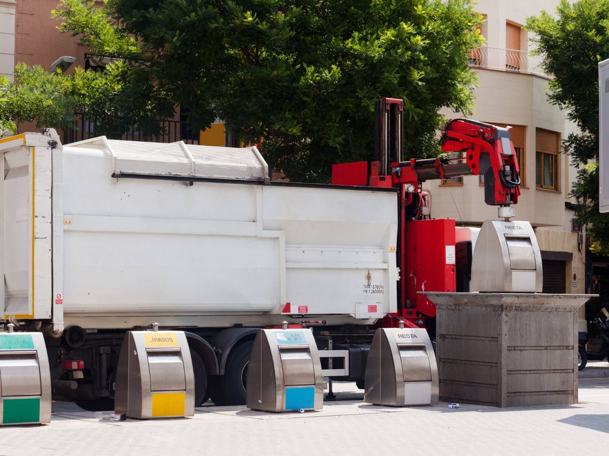 Foto: Un estadounidense alucina al ver cómo se recogen los contenedores de basura en Ibiza (bearfotos para Freepik)