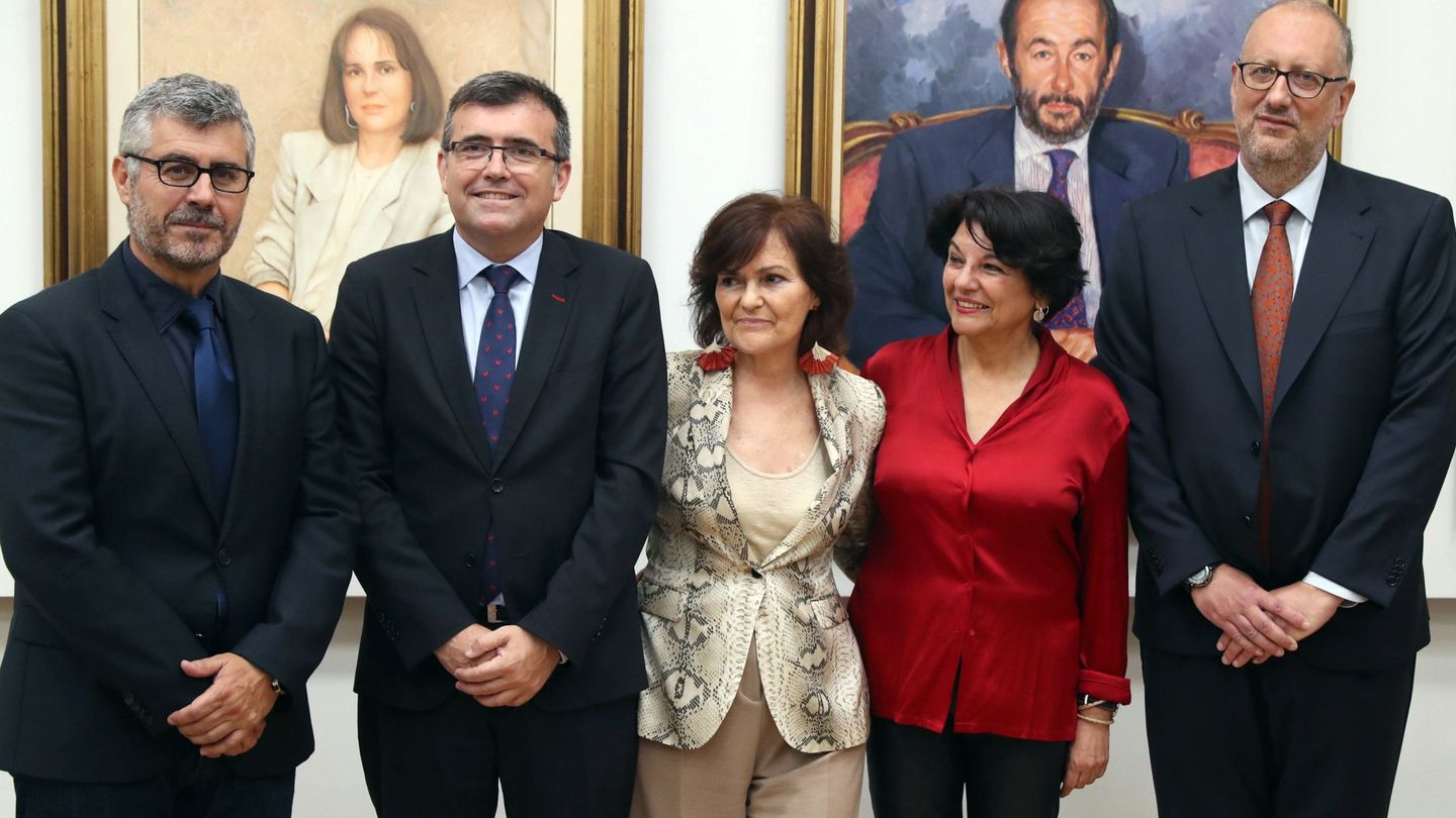 Carmen Calvo (3i), con los secretarios de Estado Miguel Ángel Oliver (1i), José Antonio Montilla (2i) y Soledad Murillo, y el subsecretario Antonio Hidalgo (d), el pasado 12 de junio en La Moncloa. (EFE)