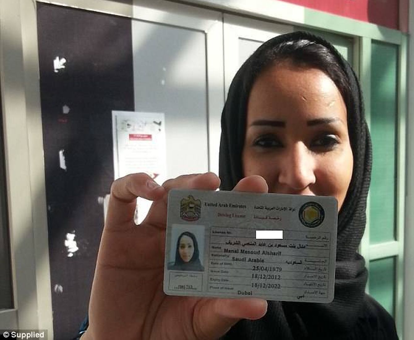 Manal al-Shafir muestra su licencia de conducir de Emiratos Árabes (dailymail)
