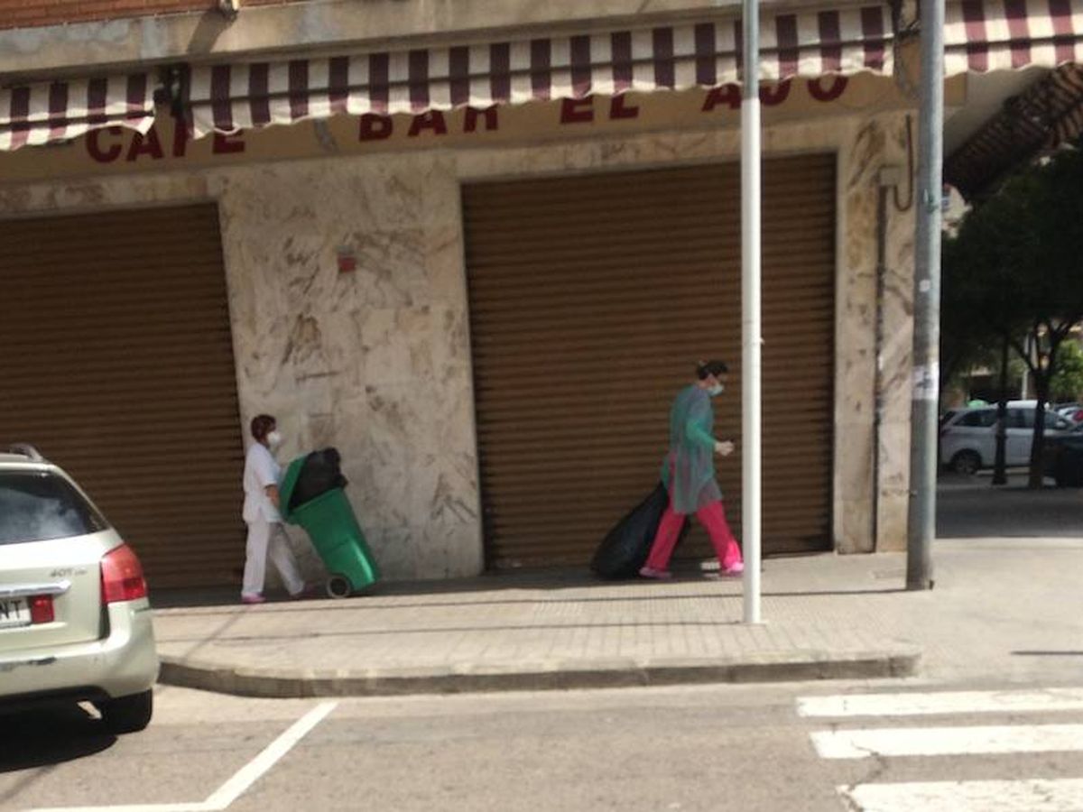 Foto: Trabajadoras de la residencia de Valencia, operando residuos sin precintar. 